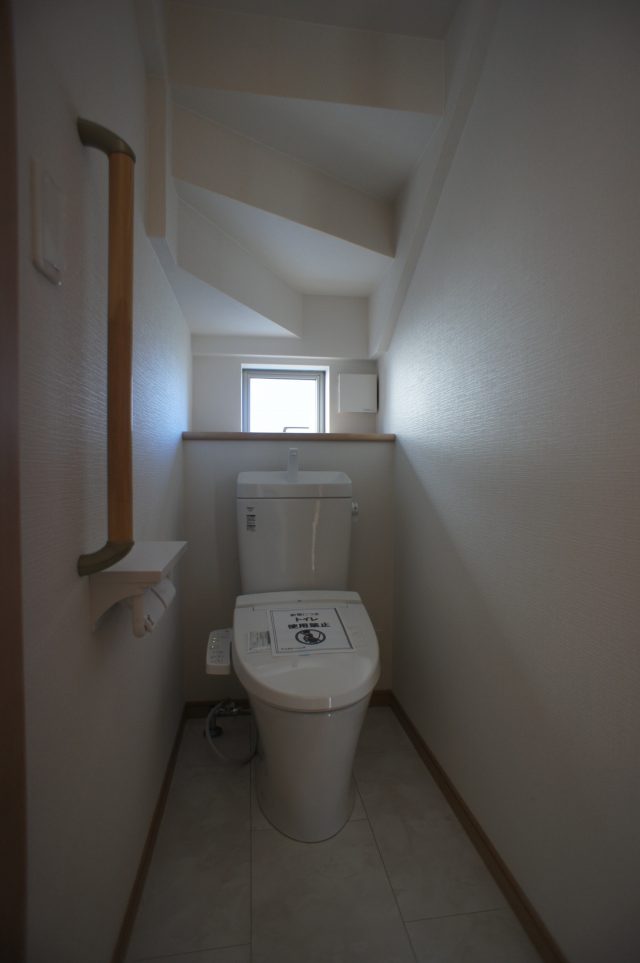 階段下のスペースにはトイレを配置。