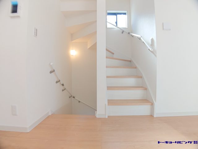 伸びやかにつながる階段は１階からロフトまでつながります。(内装)