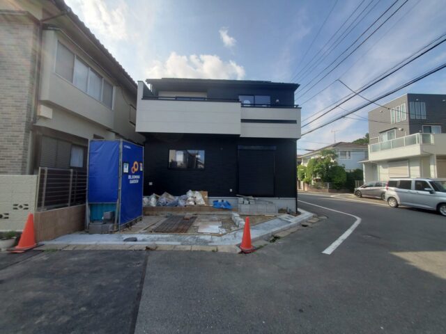 ～弊社管理物件～ お得情報👉仲介手数料最大無料!! 東南角地限定1棟! 太陽光発電標準搭載! 南道路に面した陽当たりの良い建物!  販売価格6,680万円! 所在：調布市入間町2丁目21-114