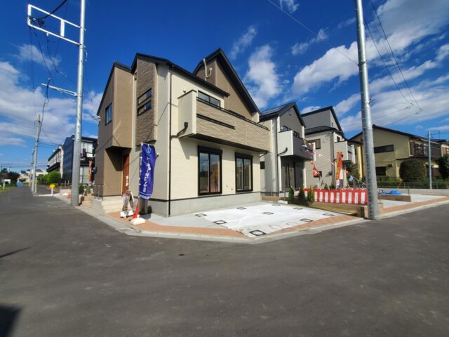 弊社管理物件!! 全棟価格変更!! お得情報!👉仲介手数料無料対象物件!! 角地、南道路、遊歩道に面した全5棟の開発分譲! 太陽光発電パネル標準搭載!ZEH水準の省エネ住宅! ♪駐車スペース2台可能♪販売価4,480万円～ 所在：府中市四谷4丁目24-9付近