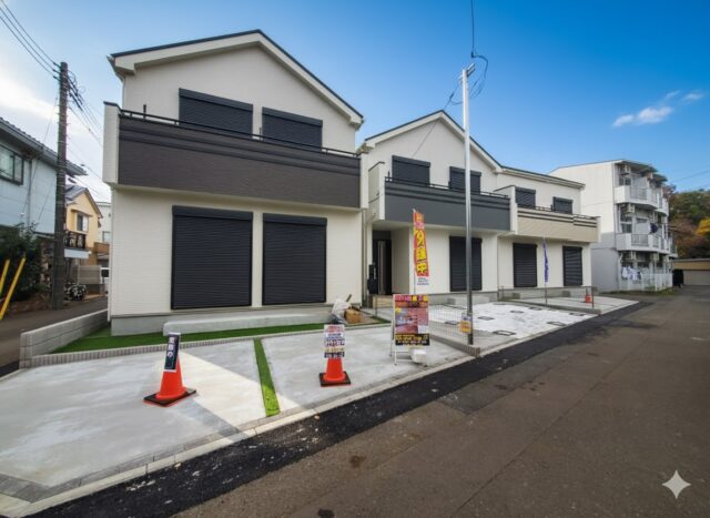 弊社管理物件! お得な情報!👉仲介手数料無料対象物件!!●角地を含む全３棟の新築分譲!●全棟南道路!●太陽光発電パネル標準設置● 所在地：小平市小川町１丁目373付