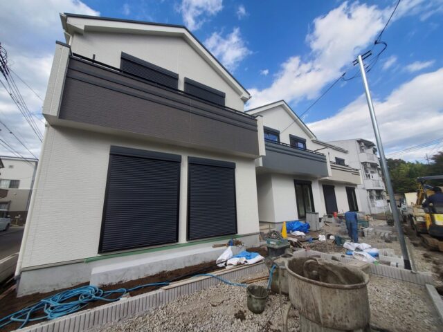 弊社管理物件! お得な情報!👉仲介手数料無料対象物件!!●角地を含む全３棟の新築分譲!●全棟南道路!●太陽光発電パネル標準設置● 所在地：小平市小川町１丁目373付