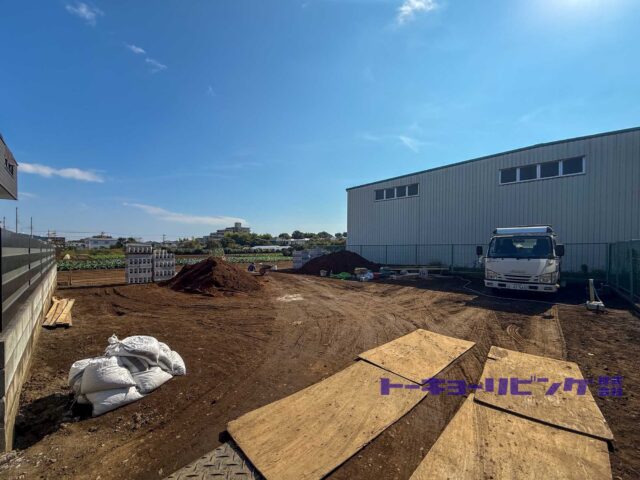 行止まりの静かな住宅街に佇む全2棟。 南向き19帖超のLDKで、陽光あふれる暮らしを。