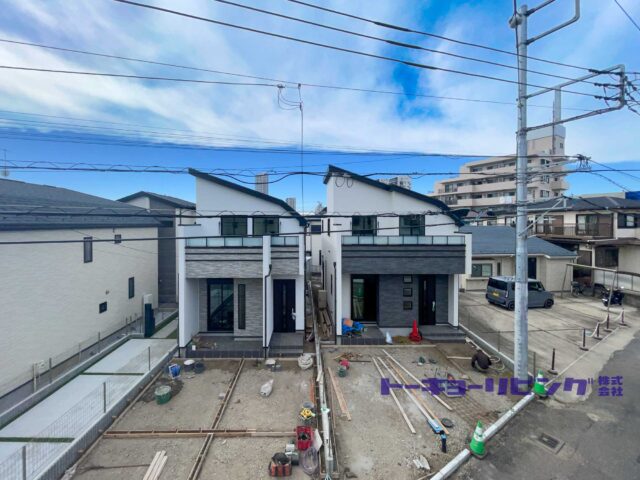 日中の現地外観。2邸の配置が分かる眺め。外構工事中。(2026年10月6日撮影)(外観) 日中の現地外観。2邸の配置が分かる眺め。外構工事中。(2026年10月6日撮影)(外観)