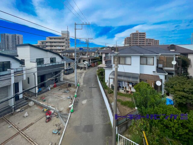 現地と前面道路。周囲の街並みを見渡す眺め。(2026年10月6日撮影)(周辺) 現地と前面道路。周囲の街並みを見渡す眺め。(2026年10月6日撮影)(周辺)