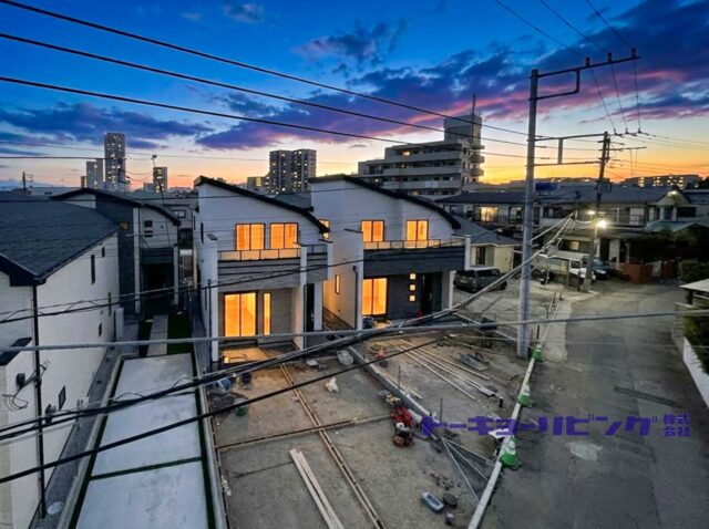 夕景の現地外観と周辺の街並み。外構工事中。(2026年10月6日撮影)(外観) 夕景の現地外観と周辺の街並み。外構工事中。(2026年10月6日撮影)(外観)