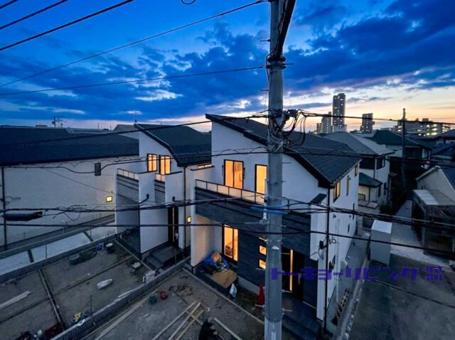 夕景の外観を別の角度から。外構工事中。(2026年10月6日撮影)(外観) 夕景の外観を別の角度から。外構工事中。(2026年10月6日撮影)(外観)