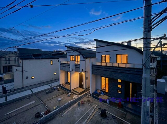 夕景の現地外観を斜めから。外構工事中。(2026年10月6日撮影)(外観) 夕景の現地外観を斜めから。外構工事中。(2026年10月6日撮影)(外観)
