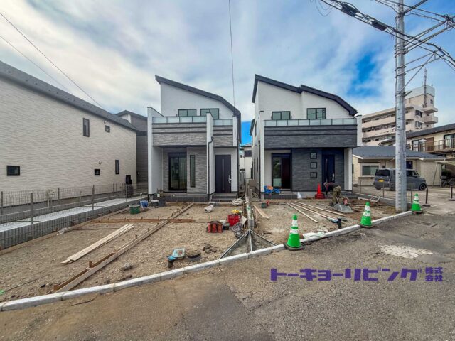 日中の現地外観を正面から。外構工事中。(2026年10月6日撮影)(外観) 日中の現地外観を正面から。外構工事中。(2026年10月6日撮影)(外観)