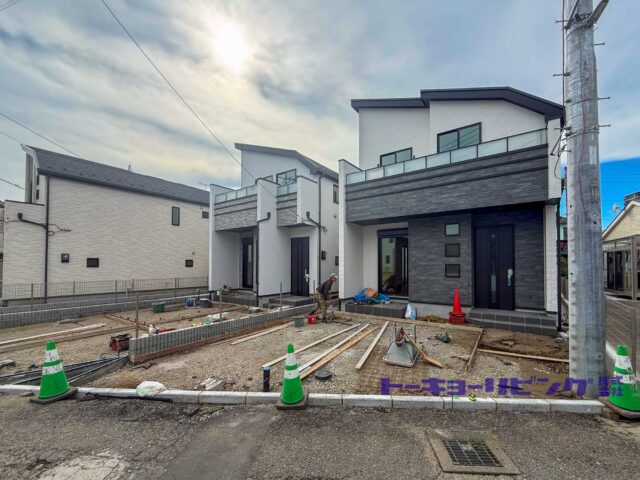 日中の現地外観を斜めから。外構工事中。(2026年10月6日撮影)(外観) 日中の現地外観を斜めから。外構工事中。(2026年10月6日撮影)(外観)