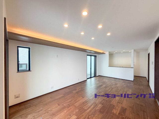 現地LDK。木目の床と間接照明がつくる落ち着いた空間。(2026年10月6日撮影)(居間) 現地LDK。木目の床と間接照明がつくる落ち着いた空間。(2026年10月6日撮影)(居間)
