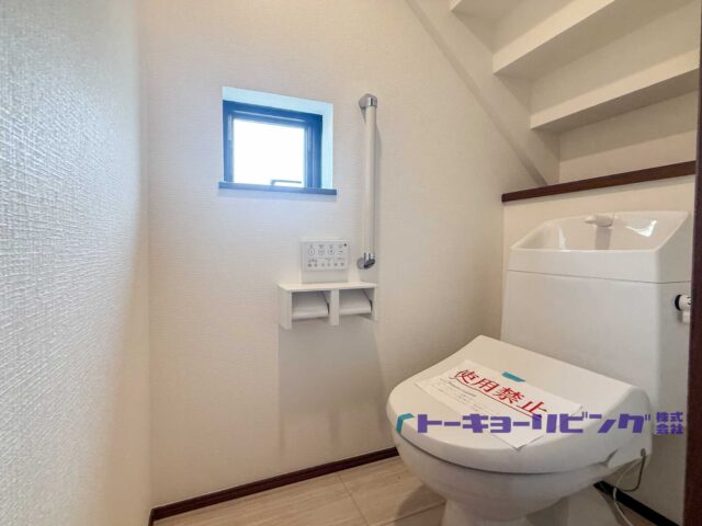 現地トイレ。窓と手すりを備えています。(2026年10月6日撮影)(内装) 現地トイレ。窓と手すりを備えています。(2026年10月6日撮影)(内装)