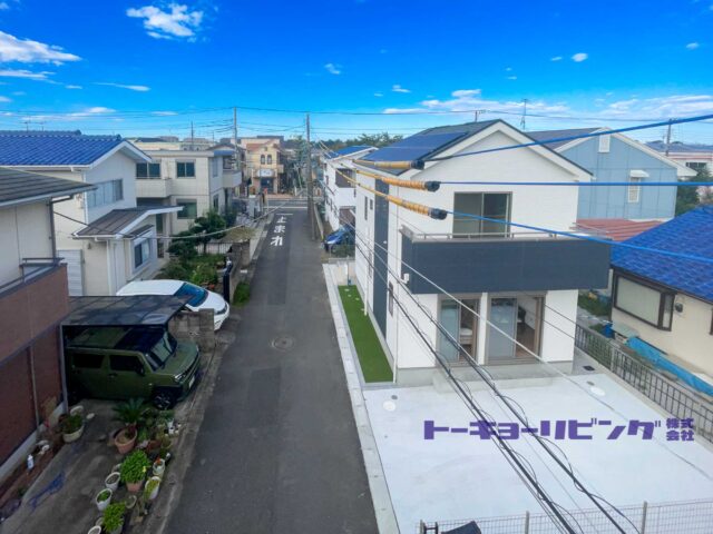 現地外観と前面道路。（2026年10月7日撮影）(外観)