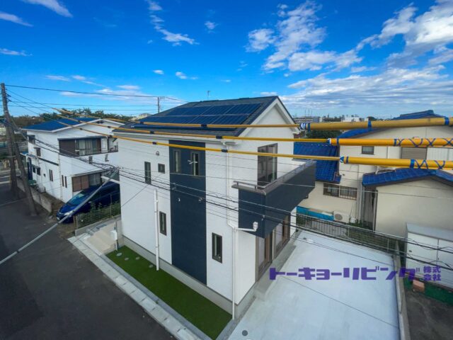 白と濃色の外壁が印象的な外観。（2026年10月7日撮影）(外観)