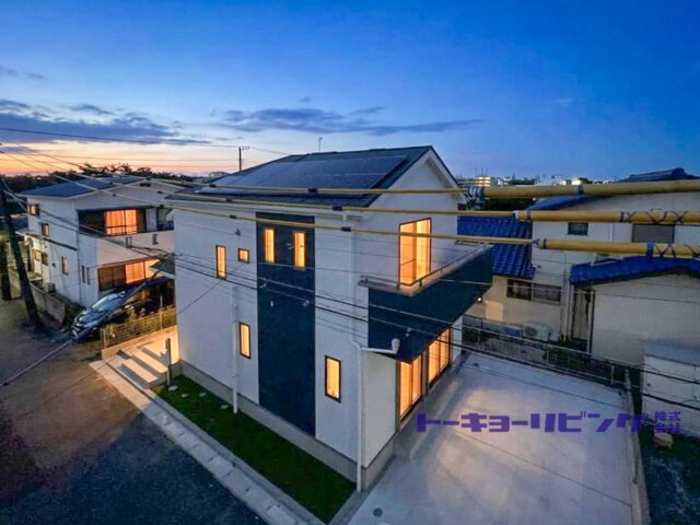 夕景の現地外観。（2026年10月7日撮影）(外観)