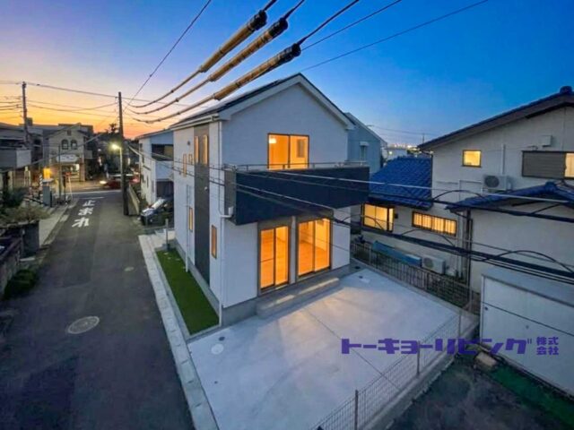 夕景の外観とカースペース。（2026年10月7日撮影）(外観)
