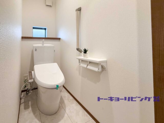 温水洗浄便座付きトイレ。（2026年10月7日撮影）(内装)