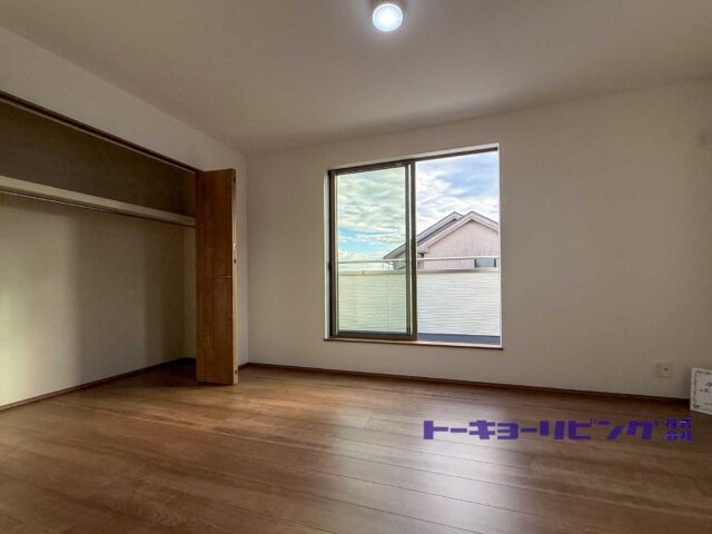 南側バルコニーに面した洋室約6.75帖。（2026年10月7日撮影）(寝室)