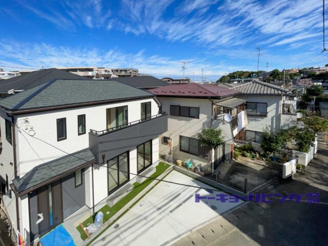 現地外観。別角度から見た建物と駐車スペース。(外観)