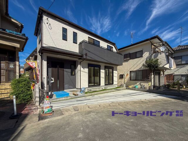 現地外観。玄関側から見た建物。(外観)