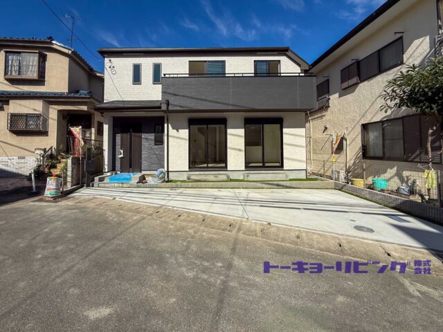 現地外観。正面から見た建物と駐車スペース。(外観)