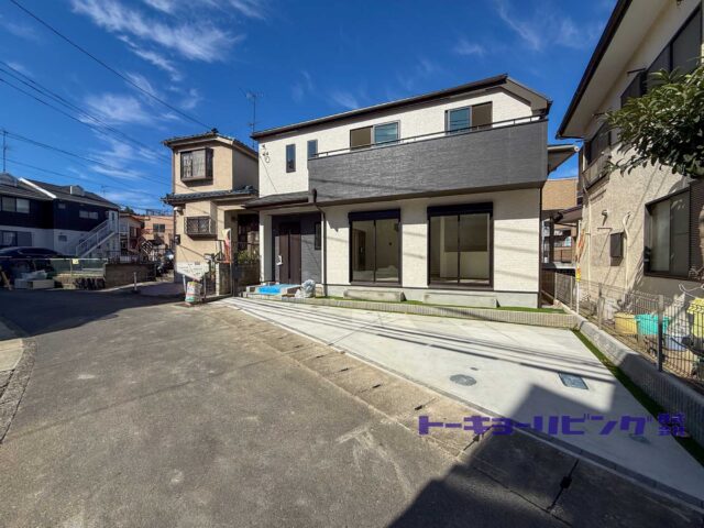 現地外観。前面道路から見た建物。(外観)