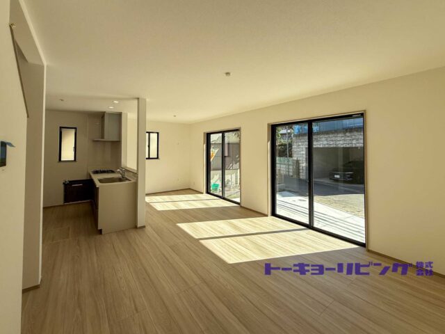 LDK。対面キッチンと大きな窓のある空間。(居間)