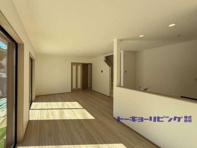 対面キッチン側から見たLDK。(居間)