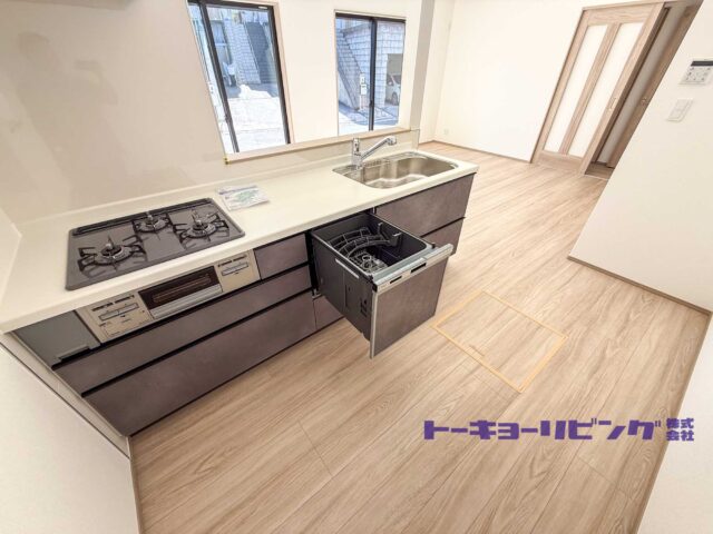 システムキッチン。食器洗い機を開いた状態。(キッチン)