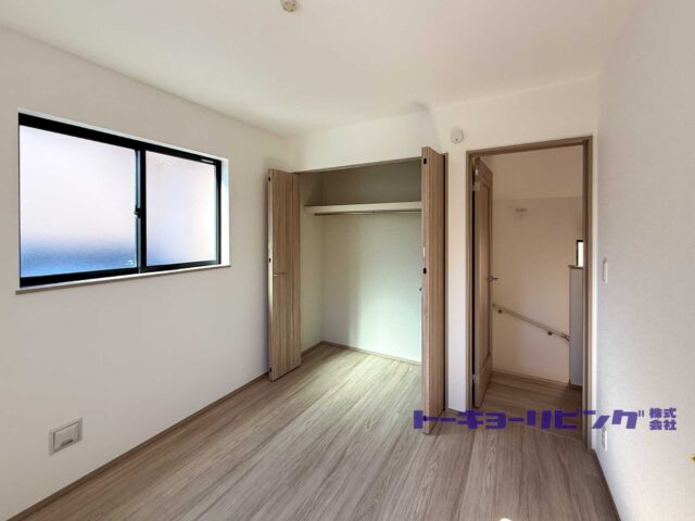 2階洋室とクローゼット。(内装)