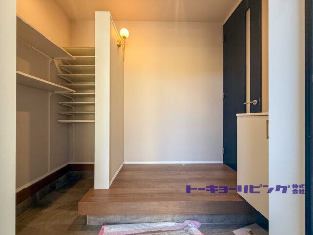 玄関横には棚とハンガーパイプを備えたシューズインクローク。靴や外出用品をまとめて収納できます。