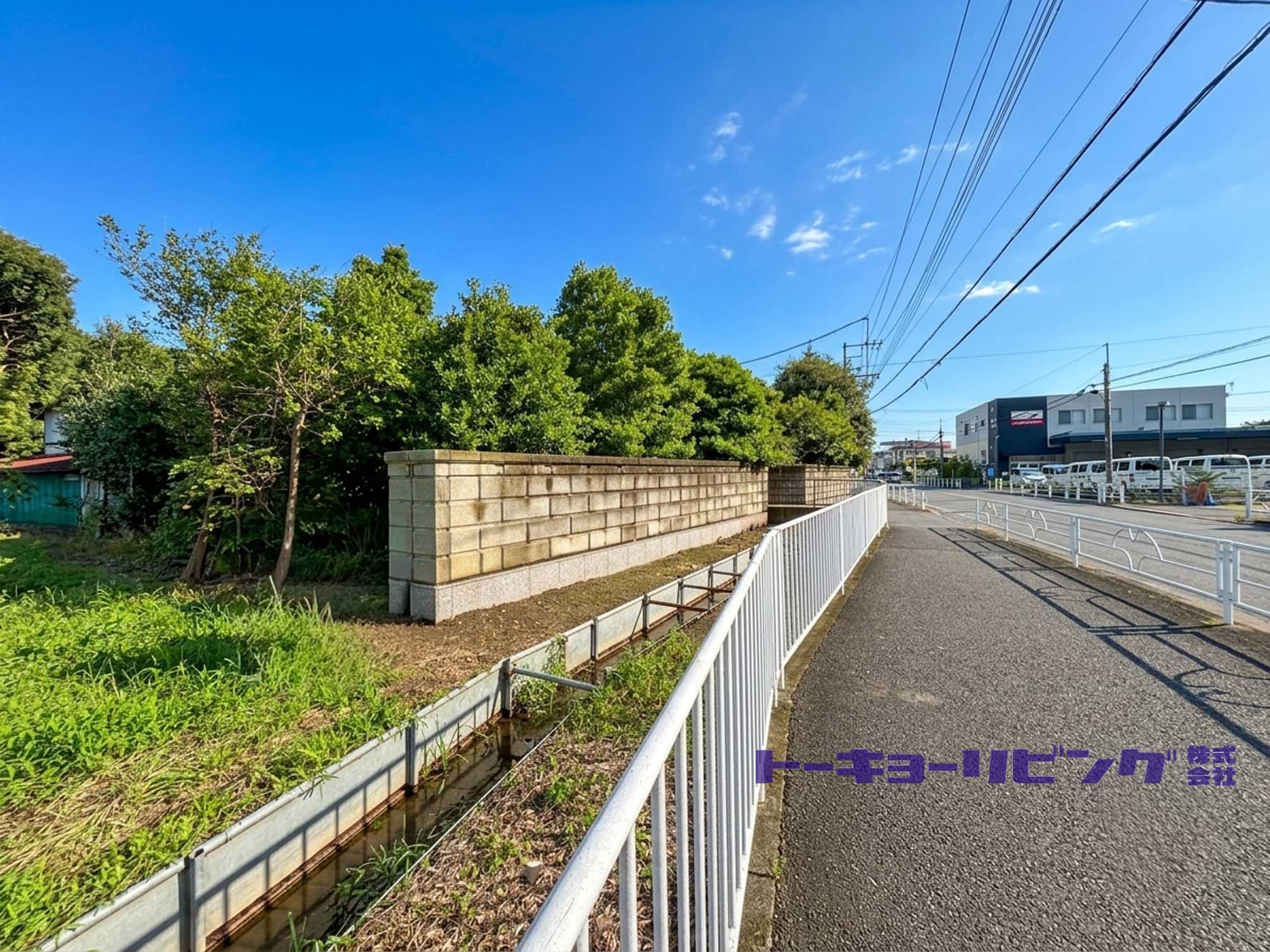 現地周辺道路。土地と街並みを合わせてご案内します。